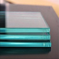 Закаленное полотно проявляет устойчивость при критической нагрузке и механических усилиях. Прочность закаленного стекла на удар и изгиб в 6-7 раз превышает обычный показатель.