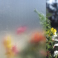 Декоративное стекло, имеющее на одной из сторон рельефный рисунок. Узорчатые стекла отличаются изящным и привлекательным внешним видом, поэтому они пользуются широкой популярностью при обустройстве интерьера.