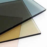 Прозрачное стекло, содержащее красители, придающие ему определенный оттенок.