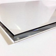 Изделие из прозрачного натрий-кальций-силикатного стекла, практически не изменяющего спектральный состав проходящего сквозь него света. Повышенный коэффициент направленного пропускания света.