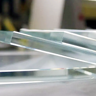 Лист осветленного стекла характеризуется кристальной оптической прозрачностью. Эффект достигается путем использования для стекломассы минералов с высокой степенью очистки. 