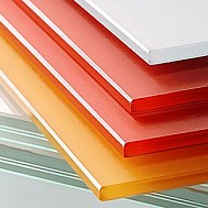 Закаленное стекло толщиной от 4 до 19 мм, окрашенное непрозрачной керамической эмалью любого цвета. Возможно изготовление по индивидуальному оттенку из палитры RAL.